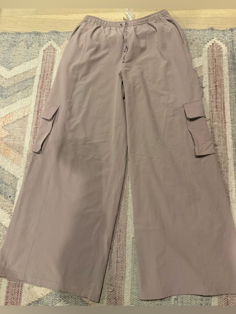 ALO Yoga Wide Leg Cargo Pants in Dusty Rose - Picture 4 of 7